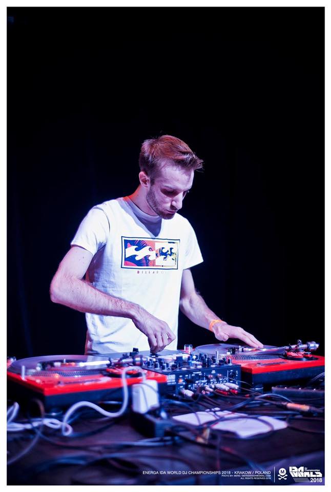 DJ alle prese con scratch su giradischi e mixer