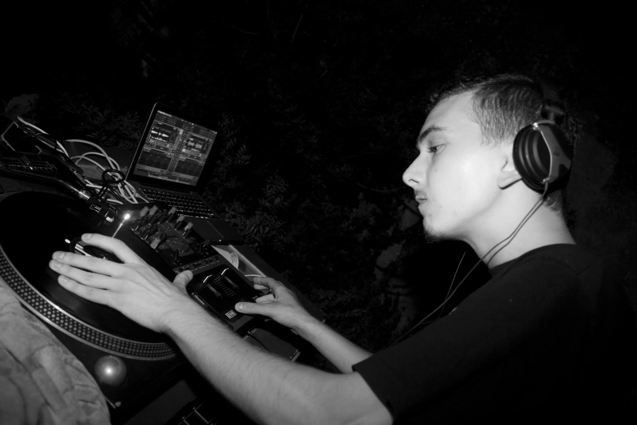 DJ alle prese con scratch su giradischi e mixer