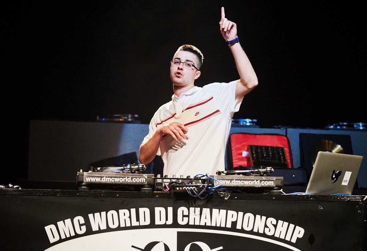 DJ alle prese con scratch su giradischi e mixer